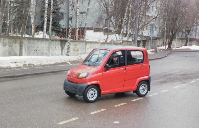 Обзор Bajaj Qute — танцор на штампованных дисках. Сколько доплатить за печку и дверной замок?