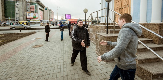 Зачем четверо парней приезжают на вокзал с едой для бездомных и стариков