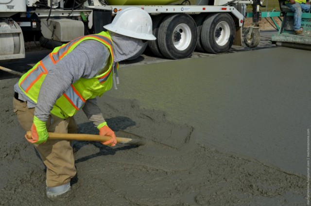 Как укладывают двухполосную бетонную дорогу в США