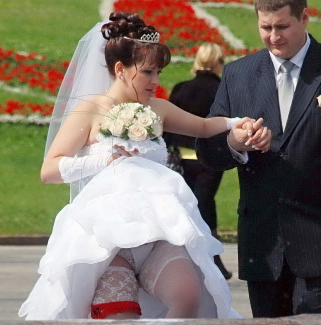 После свадьбы жених не удержался и трахает невесту на сидении авто