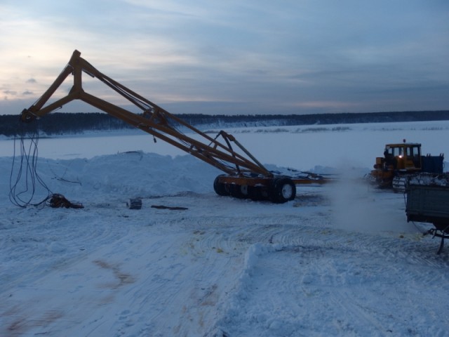 На Лене трактор ушел под лед при попытке поднять затонувший бензовоз