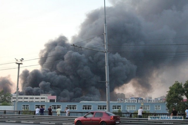 Пожар в Москве: дым виден за несколько километров