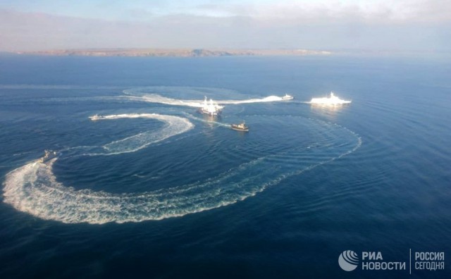 Киев сообщил об обстреле своих кораблей российскими катерами