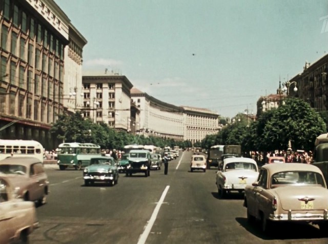 Киев и советский автотрафик 1962 года в фильме "Королева бензоколонки"