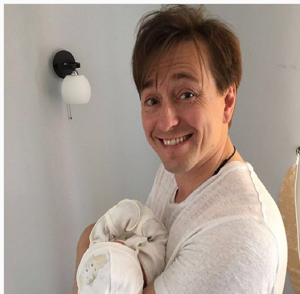 Сергей Безруков опубликовал фото с новорожденной дочерью
