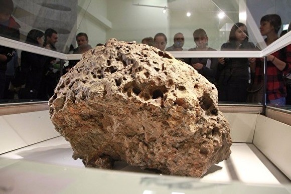 Смотритель музея заявила о «самопроизвольном поднятии» купола над челябинским метеоритом