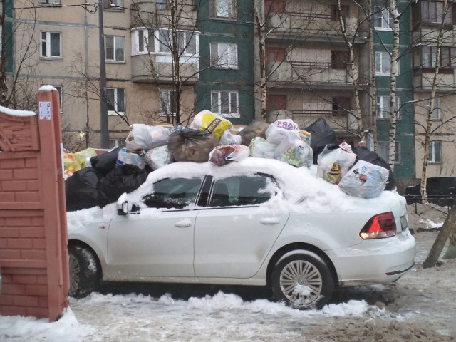 В Петербурге водитель припарковал автомобиль возле помойки и помешал подъехать мусоровозу