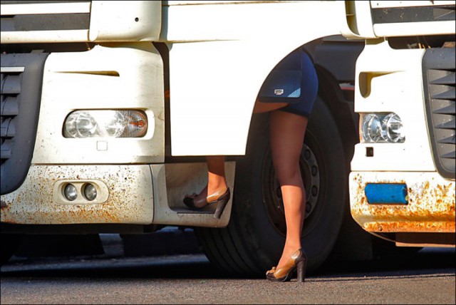 Почему проституток на трассе называют «плечевыми»? Российские дальнобойщики ответили на популярные вопросы о своей профессии