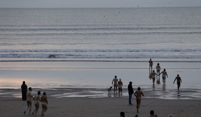 600 голых людей искупались в холодном Северном море