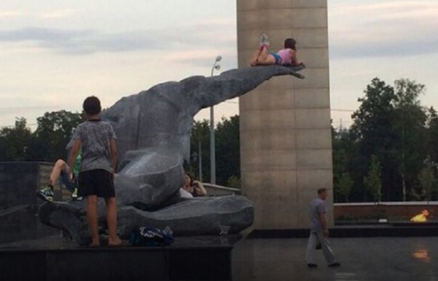 Девочка, залезшая на памятник Неизвестному солдату в Казани, расколола Интернет