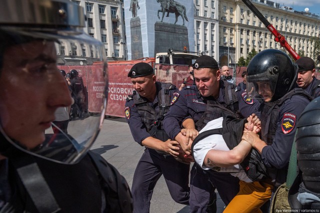 Фоторепортаж: Столкновения с ОМОНом и задержания в центре Москвы