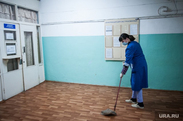 Руководство свердловской больницы понизило санитарок до уборщиц, чтобы не исполнять указ президента