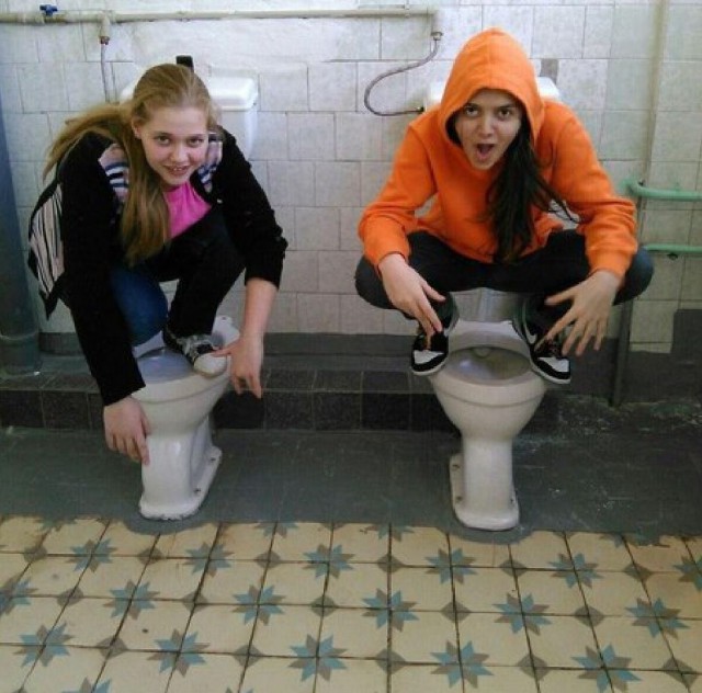 Женщина писает и подмывается в общественном туалете