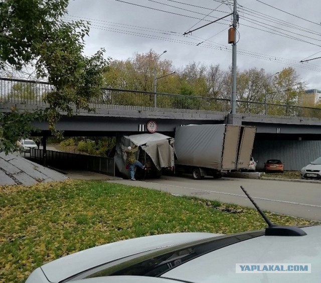 Пермь (мост возле Мориона): застрявшие под питерским "Мостом Глупости" нервно курят в сторонке