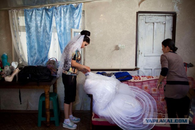 Девочки на выданье: как живут несовершеннолетние невесты в Грузии