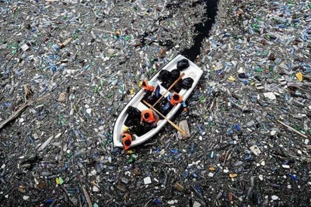 В США сегодня запускают Ocean Cleanup — систему очистки океана от пластика