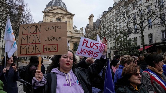 Франция стала первой страной в мире, закрепившей право женщин на аборт в конституции