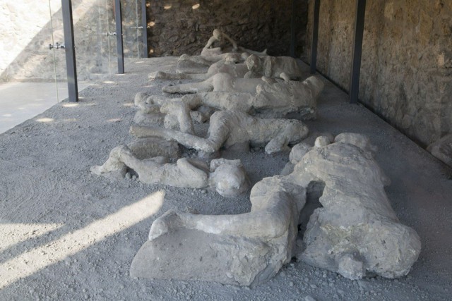 В Помпеях нашли идеально сохранившееся святилище