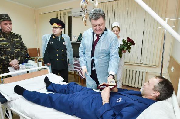 Порошенко посетил военный госпиталь и пообещал