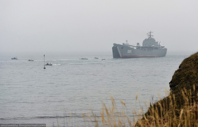 Высадка морского десанта во время тактического учения бригады морской пехоты ТОФ