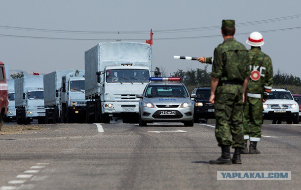 Колонна гуманитарной помощи ждет