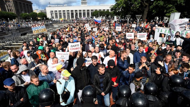 На согласованный митинг в Санкт-Петербурге пришли более 2 тыс. человек