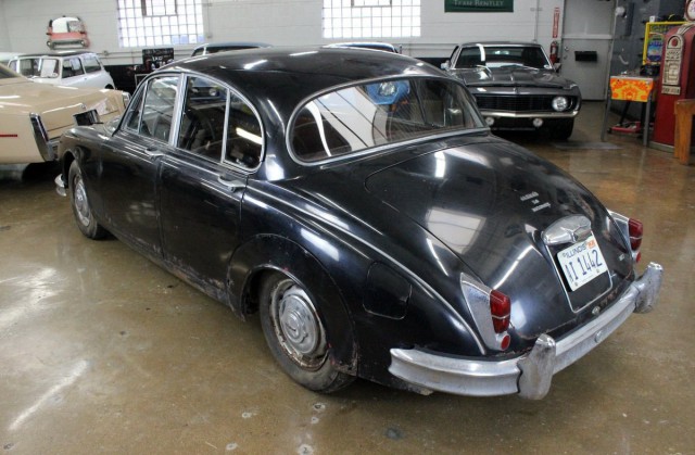 Купил дом, а в сарае обнаружил уникальный Jaguar Mk II из первой выпущенной тысячи