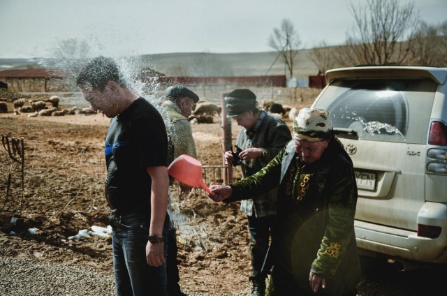 Западный фотограф провел два месяца в гостях у казахской шаманки