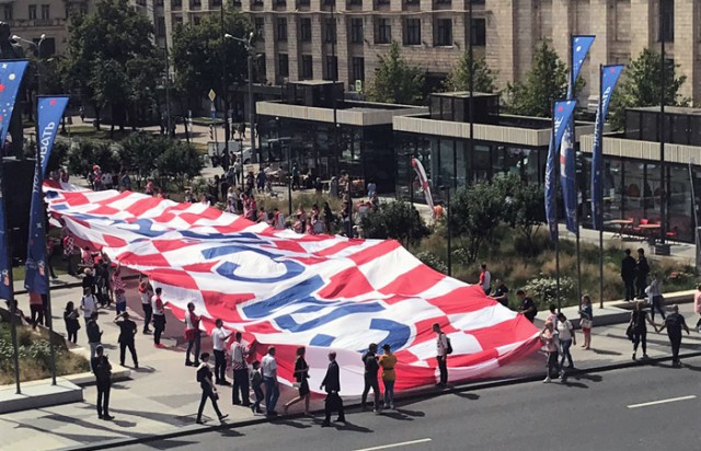 Хорватские болельщики развернули в центре Москвы огромный флаг с благодарностью России