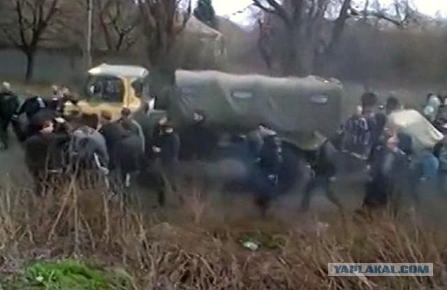 Жители Донбасса установили живой щит на пути