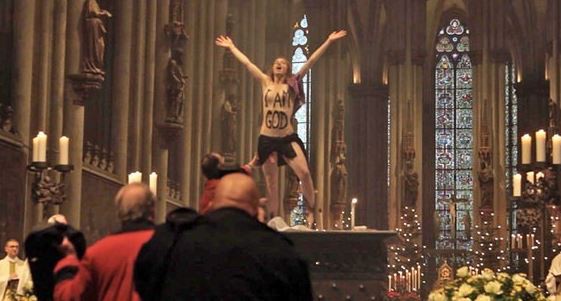 Раздевшаяся в Кельнском соборе активистка Femen