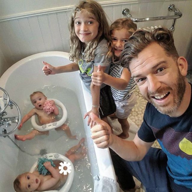 Отец 4-х дочерей покорил социальные сети своими правдивыми фото