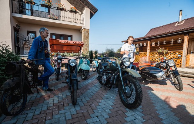 «Сегодня мотоцикл стоит двести рублей, а завтра — мешок картошки». Житель Вилейки — о коллекции ретротехники