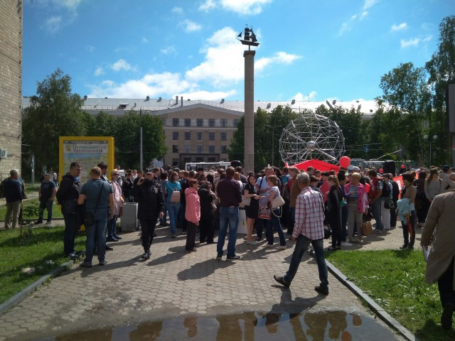 В Новом Уренгое митинг КПРФ против изменений пенсионной системы собрал больше, чем планировали. Организатор задержан.