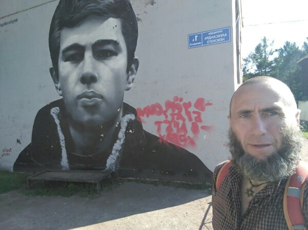 В Петербурге трансгендер испортил граффити с Данилой Багровым