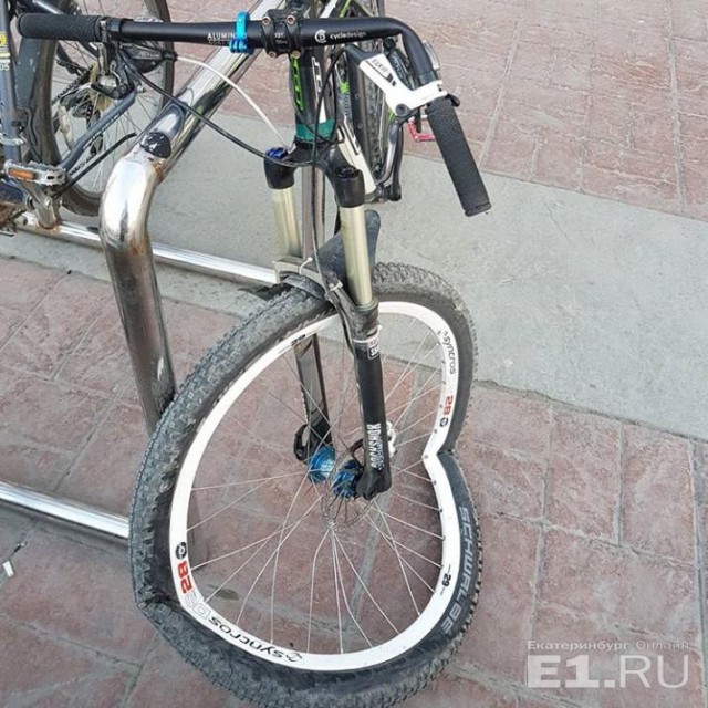 В Екатеринбурге парни на BMW, объезжая пробку по тротуару, избили битой велосипедиста и помяли ему колесо