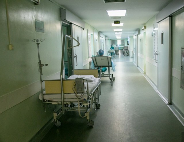 В больнице Екатеринбурга скончалась молодая женщина, которую выселили из палаты в коридор