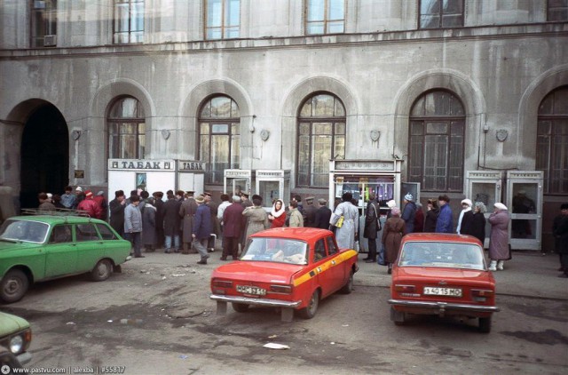 Москва 90-х, уличная торговля.