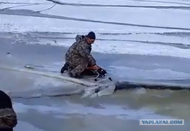Рыбаки убегают от волны, которая разрушает лед