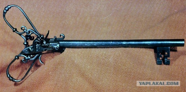 Пистолет-ключ с фитильным или кремневым замком.