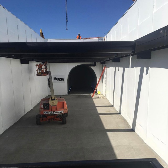 Элон Маск показал разгон платформы в тоннеле под Лос-Анджелесом