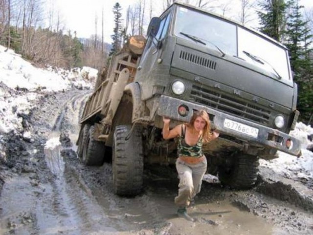 В Москве автоледи забралась на грузовик, мешавший ей проехать по встречке
