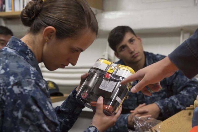 Женщины выполняют черную работу на авианосцах ВМС США