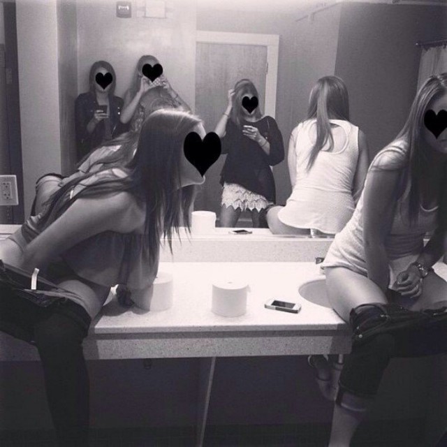 Пьяные девушки мутят с красивым пацаном оргию в ночном заведении в туалете