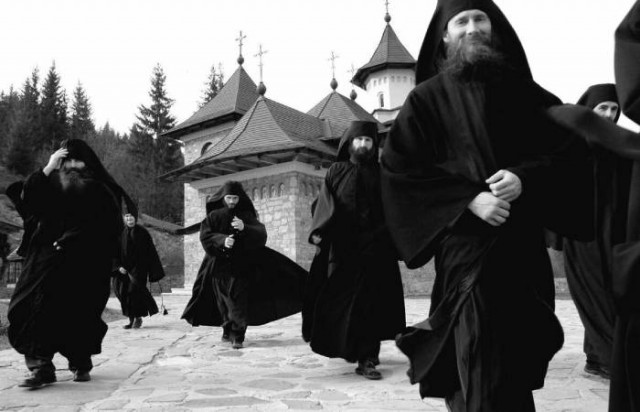 Может ли монах вернуться к обычной жизни?