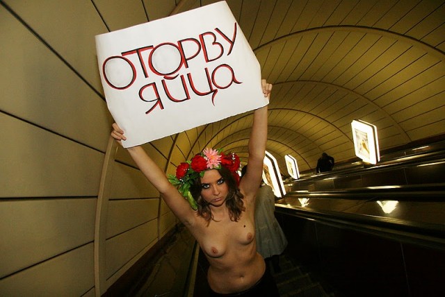 Моно-митинг в киевском метро (18+)
