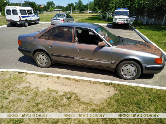 В Барановичах школьники несколько дней лазили в чужой гараж и ремонтировали Audi, после чего угнали ее