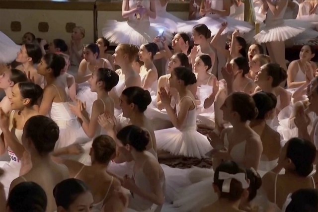 353 балерины одновременно встали на цыпочки, чтобы побить мировой рекорд Гиннесса