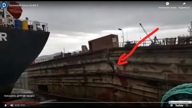Падение кранов во время работ в турецком доке сняли на видео