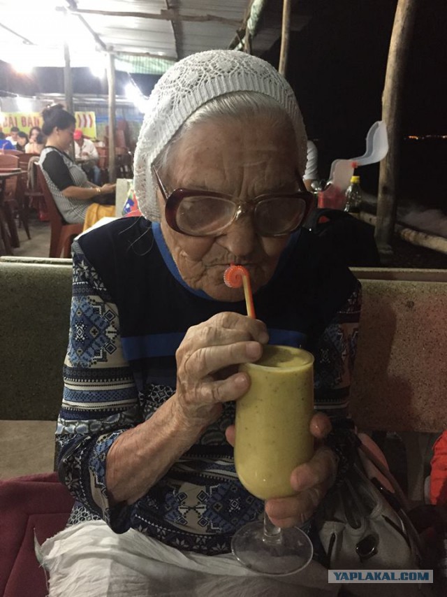 89-Летняя бабулька из Красноярска путешествует одна, во Вьетнаме и не только...